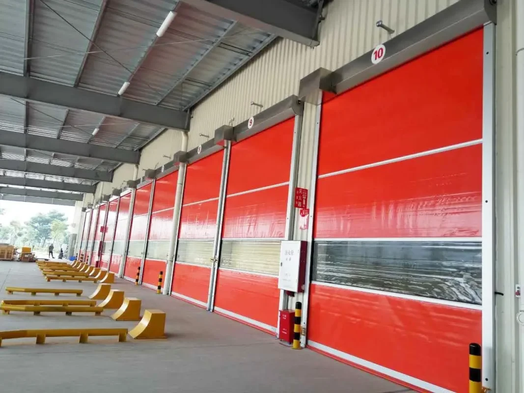 Endüstriyel alanlar için tasarlanmış hızlı açılır PVC kapı, renkli ve camlı branda detaylı