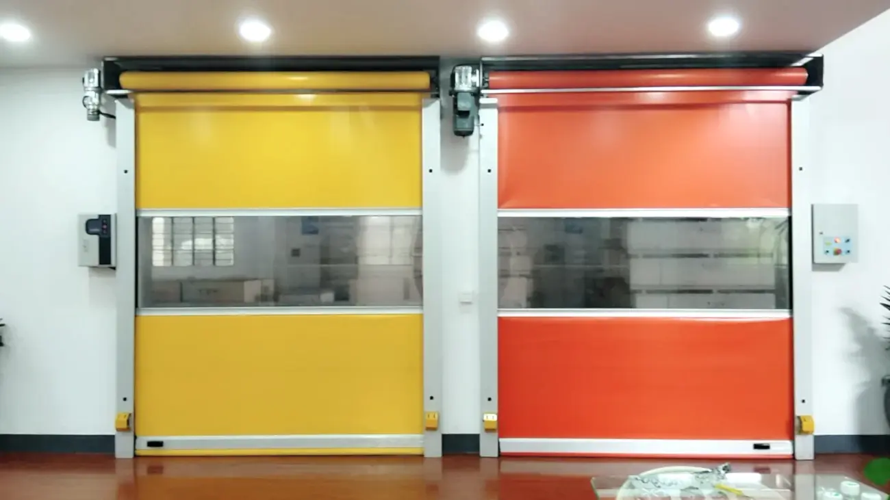 Endüstriyel alanlar için tasarlanmış hızlı açılır PVC kapı, renkli ve camlı branda detaylı