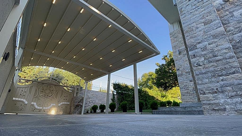 Bahçe cafe işyeri içinde modern tasarımlı aydınlatmalı pergola sistemi