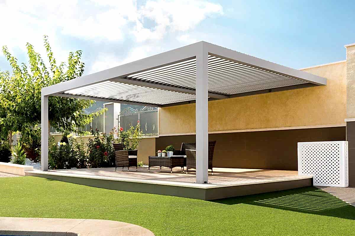 Camlı pergola sistemli modern bahçe oturma alanı – dış mekan yaşam alanı tasarımı rolling roof sistem
